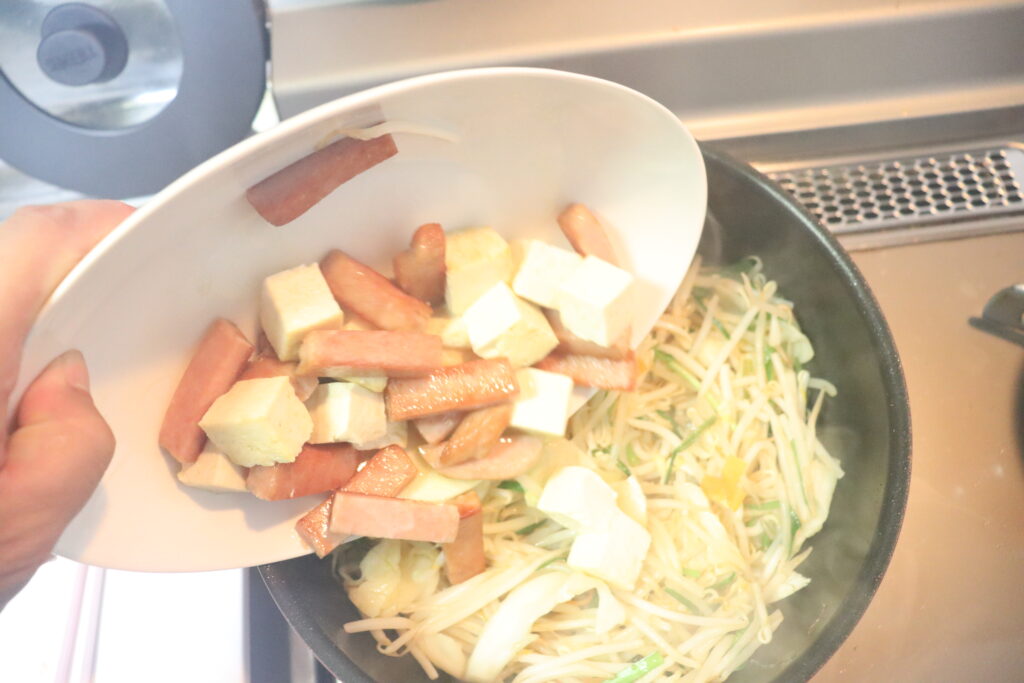 沖縄料理　タマナーチャンプルー　野菜の中に豆腐とポークを入れる